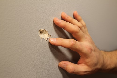 Comment réparer un trou dans le mur à l'aide de Spackle - Tutoriel de  réparation iFixit